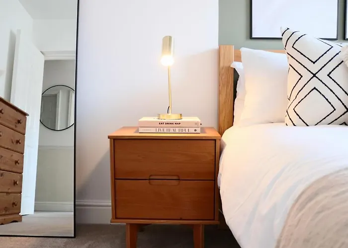 Japandi-Inspired Apt In The Heart Of Oxford